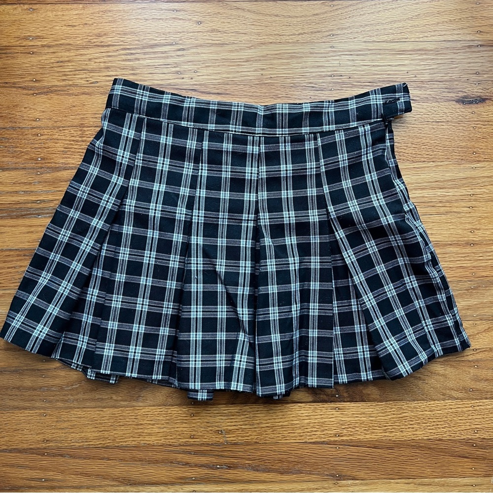 Super sassy black and white plaid skirt with button and zipper side closure!